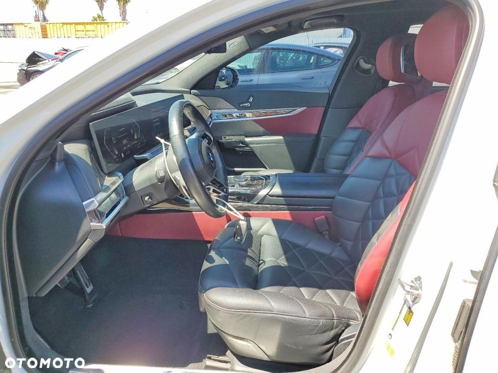 BMW Seria 7 740i - 8