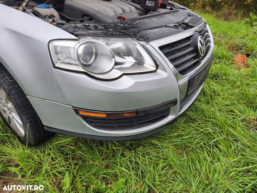 Bară față cu grilă centrală cromată gri LA7W Volkswagen Passat B6 - 4