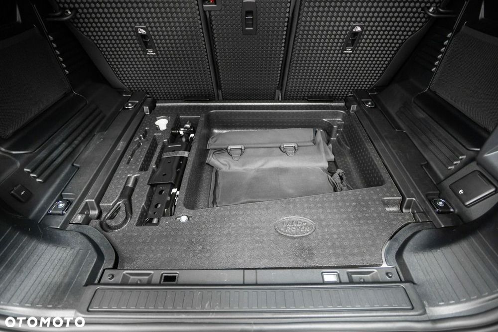 Land Rover Defender - 34