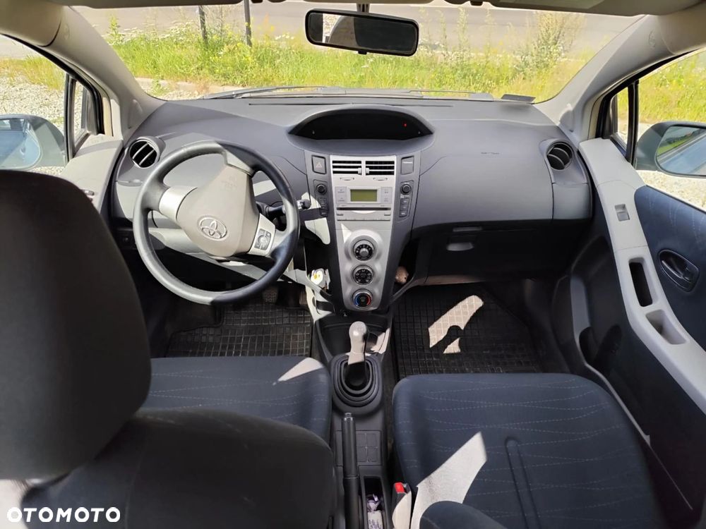 Toyota Yaris 1.3 - 7