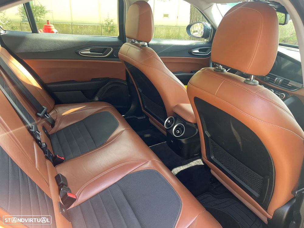 Alfa Romeo Giulia 2.2 D AT8 - 18