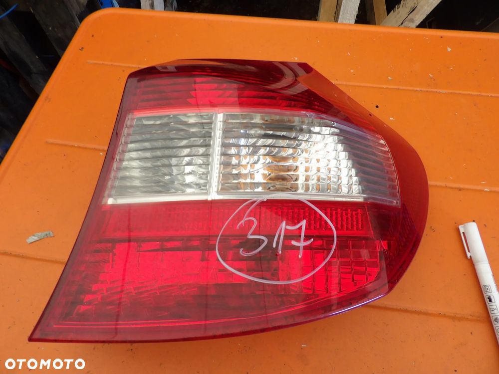 BMW - E87 - PRAWA LAMPA TYLNA - EUROPA - 1