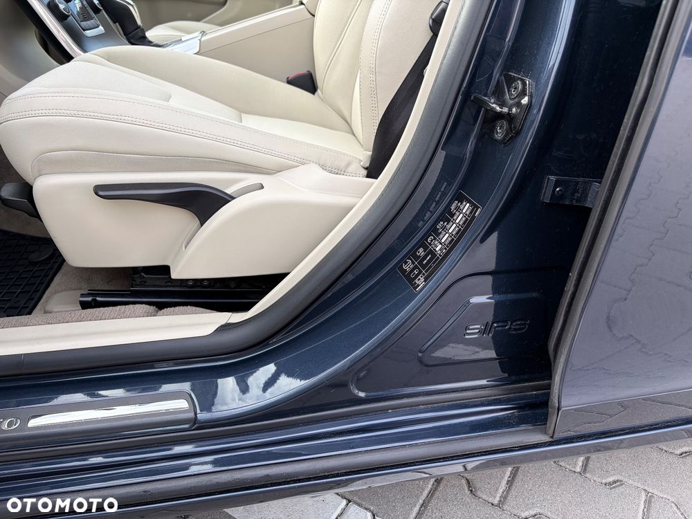 Volvo V60 D4 Geartronic Momentum - 32