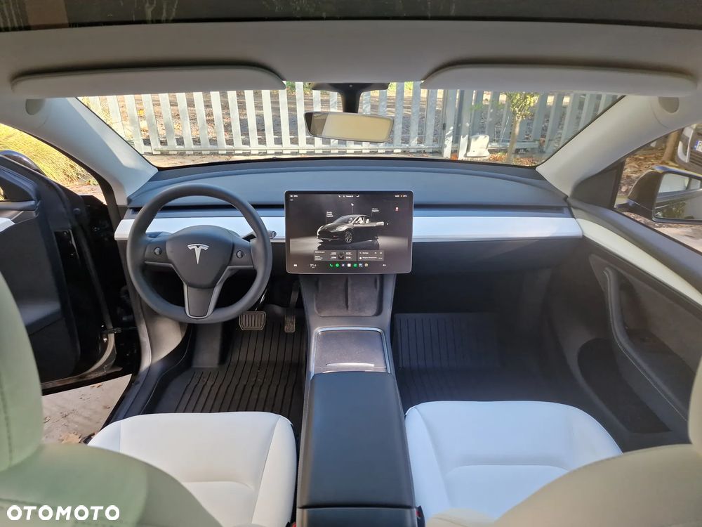 Tesla Model Y Long Range AWD - 6