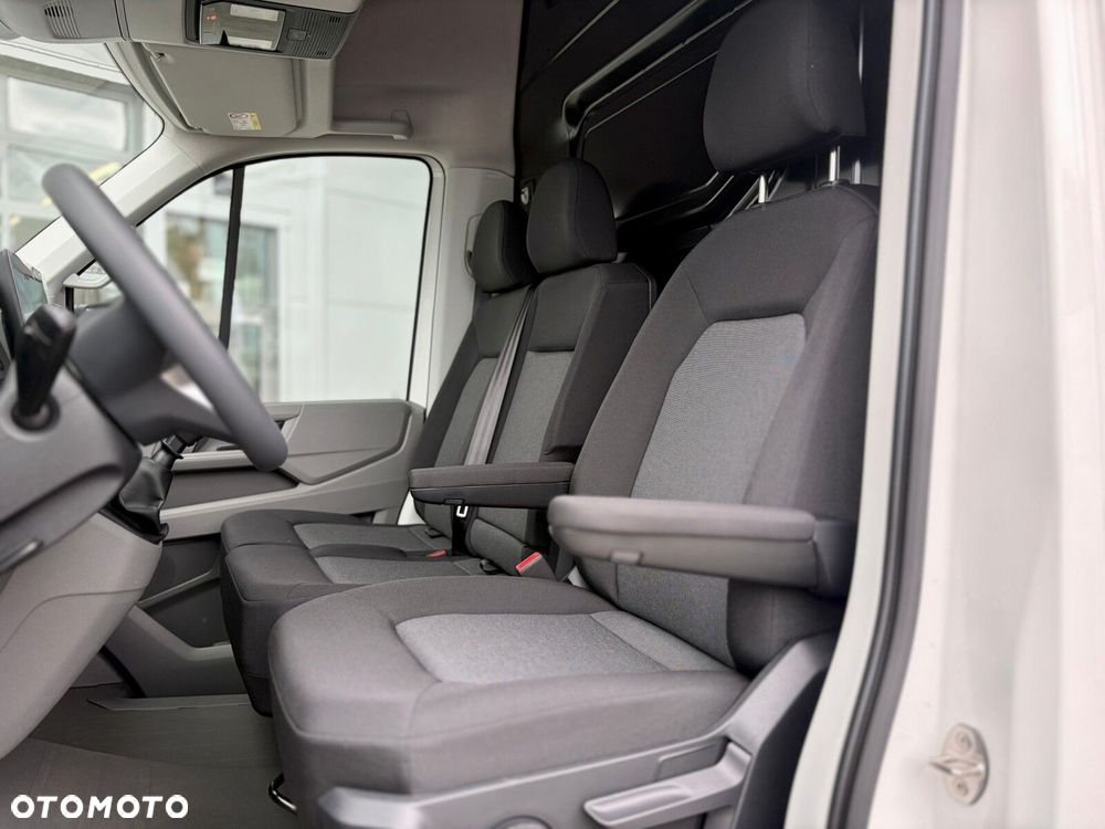 Volkswagen Crafter 35 Furgon z wysokim dachem silnik: 2,0 l EU6 SCR 140 KM / skrzynia biegów: Przedni napęd manualna 6-biegowa rozstaw osi: 4490 mm - 18