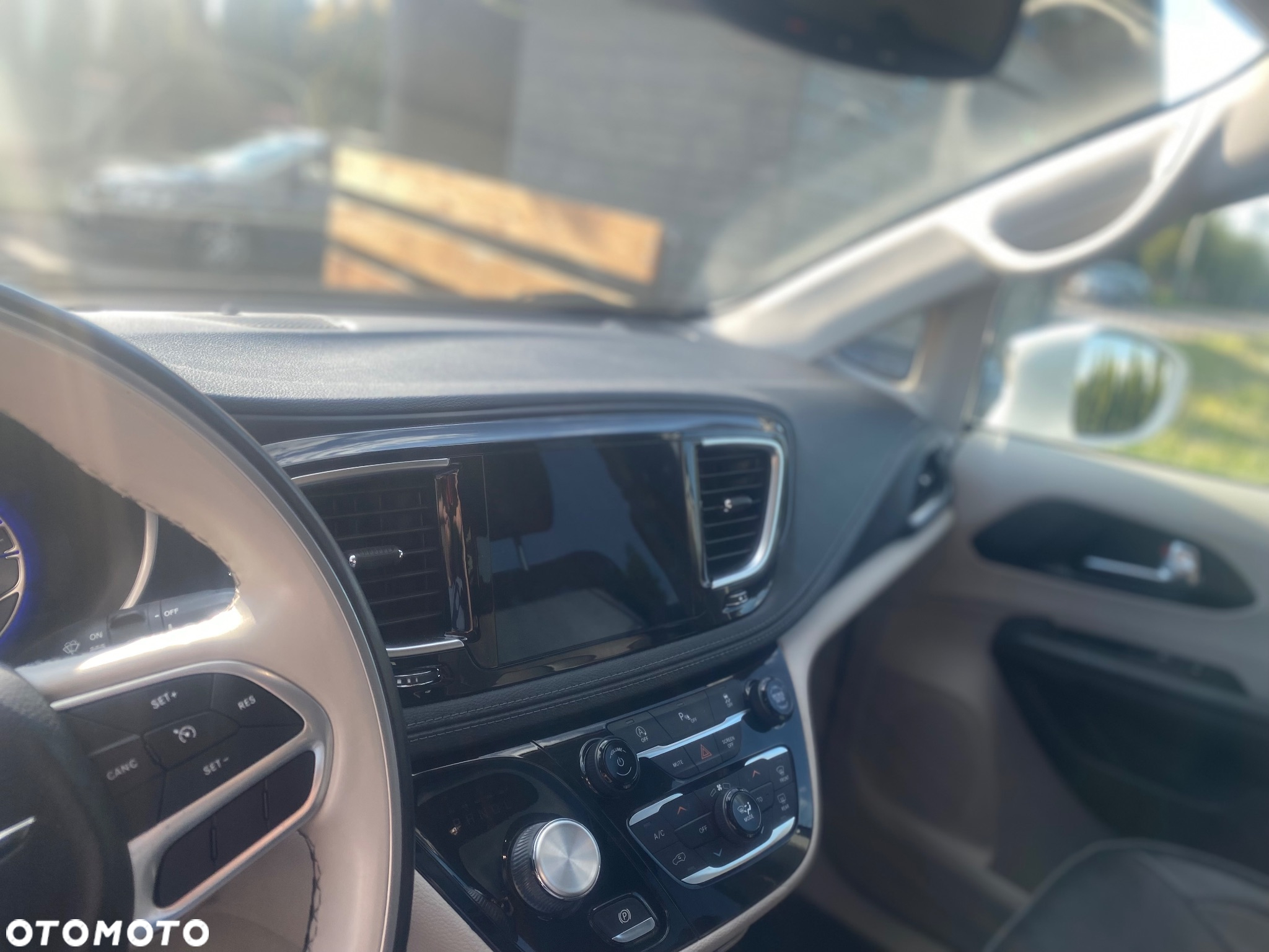 Chrysler Pacifica - 11