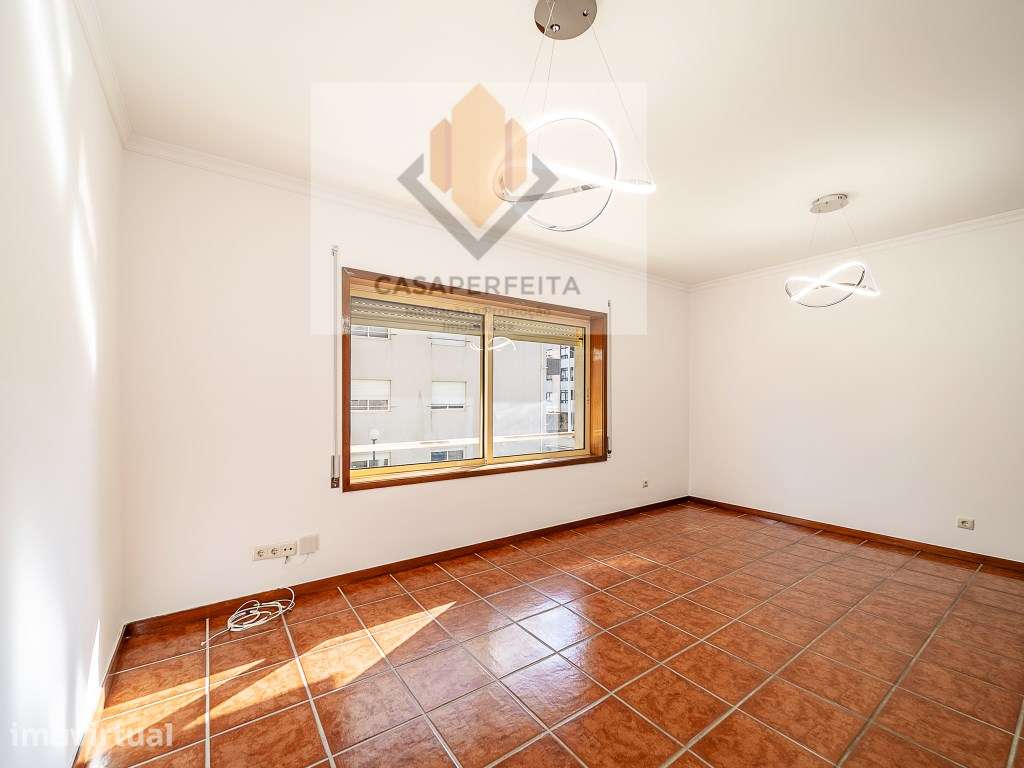 T2 de 2 Frentes Totalmente Renovado com Lugar de Garagem - Centro d... - Grande imagem: 4/31