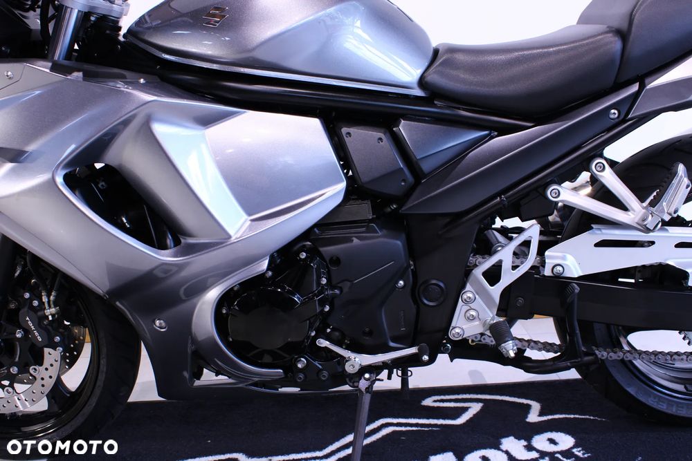 Suzuki GSX - 23