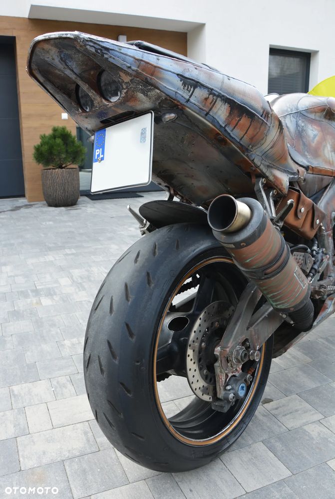 Yamaha R1 - 10