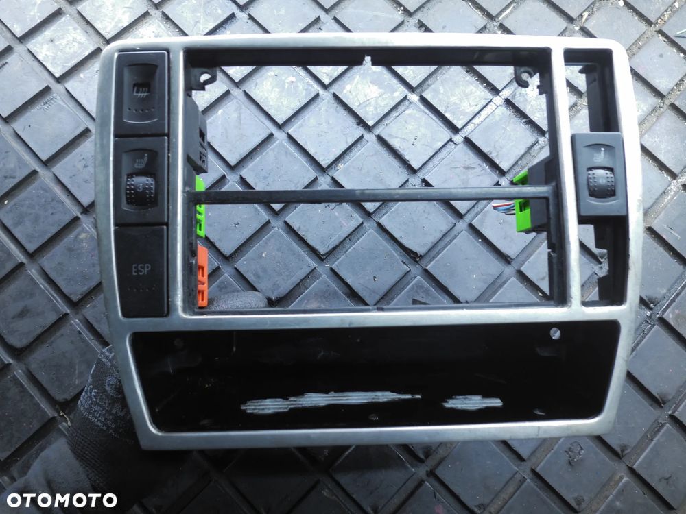 Ramka konsoli radia deski rozdzielczej środkowa VW Passat B5 3B0858069k - 1