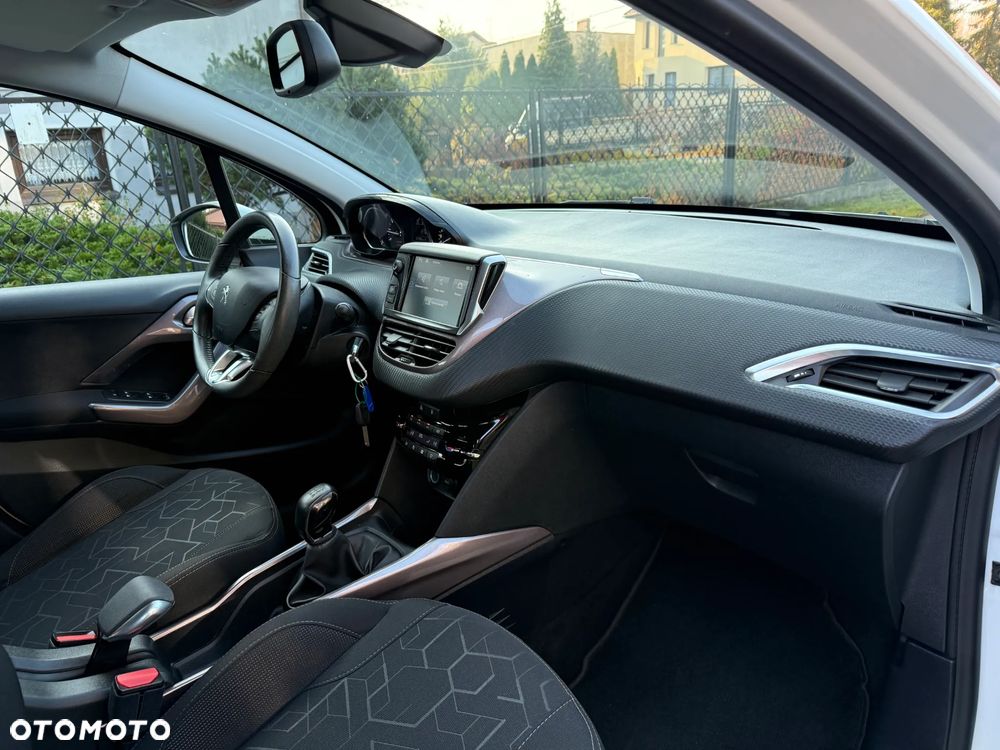 Peugeot 2008 1.2 Pure Tech Style EU6 - 32