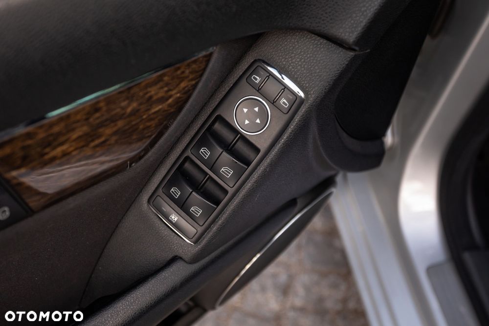 Mercedes-Benz Klasa C 180 BlueEFFICIENCY Elegance - 22