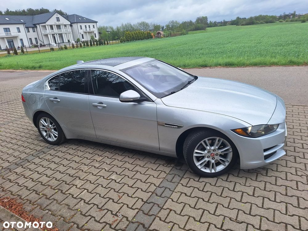 Jaguar XE 2.0 T Portfolio - 4