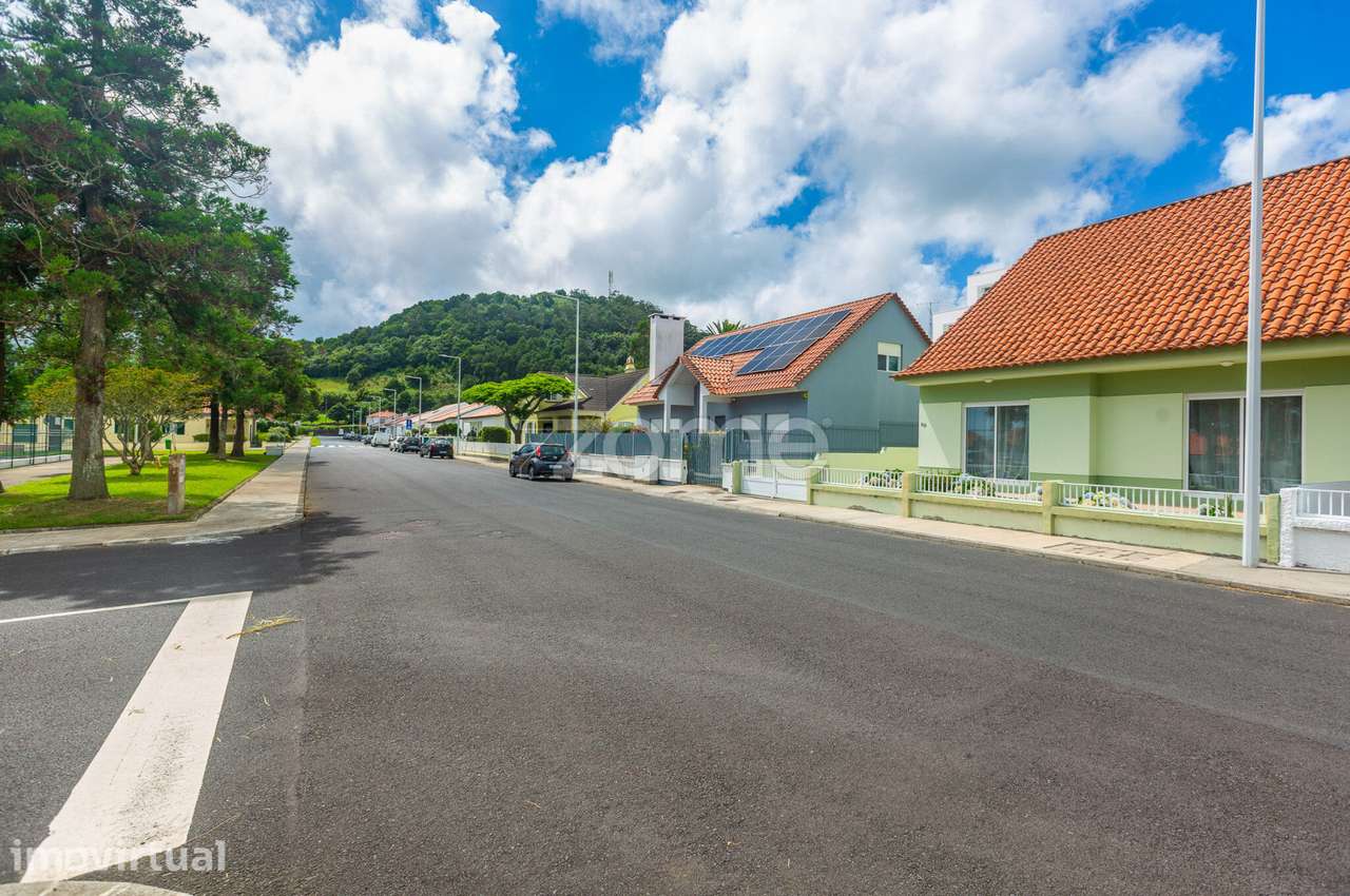 Moradia T3+1 com Garagem, Quintal e Terraço na Fajã de Baixo - Grande imagem: 4/52