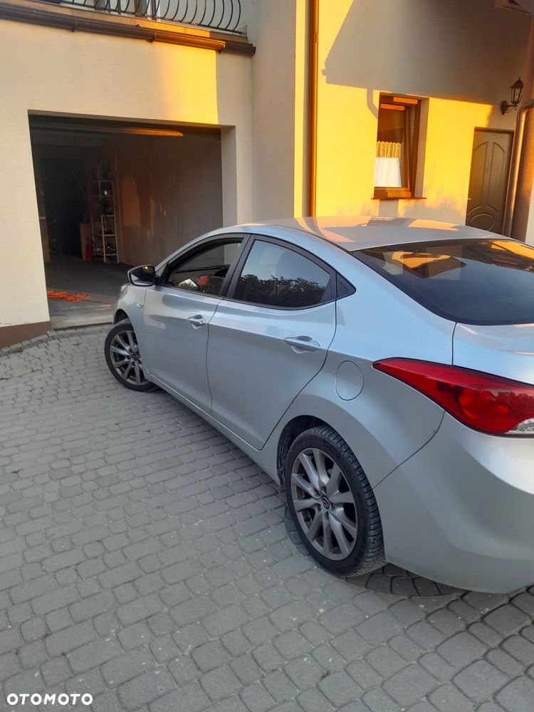 Hyundai Elantra 1.6 Comfort - 4