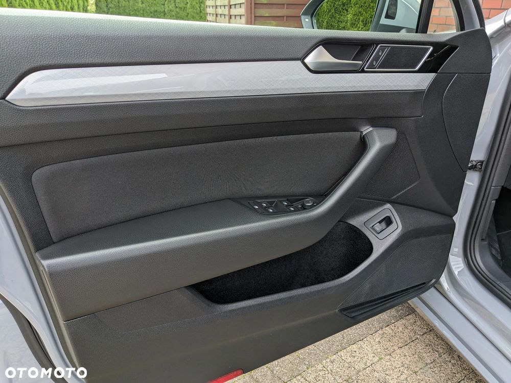 Volkswagen Passat 2.0 TDI SCR Style DSG - 24