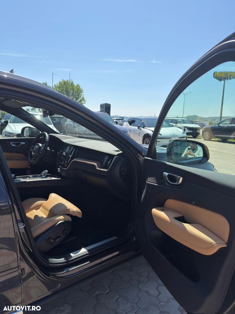 Volvo XC 60 B5 AT AWD MHEV Plus Dark - 10