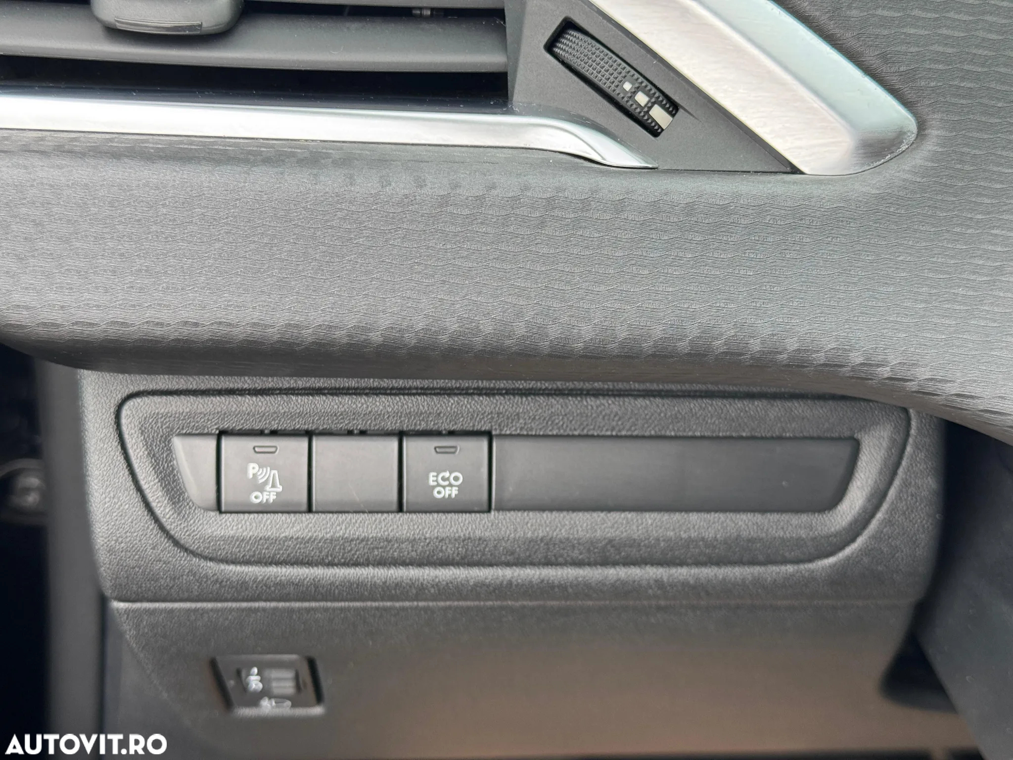 Peugeot 2008 1.2 PureTech Turbo EAT6 S&S Allure - 17