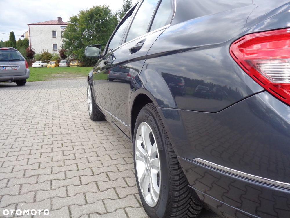 Mercedes-Benz Klasa C 180 CGI BlueEff Avantgarde - 32