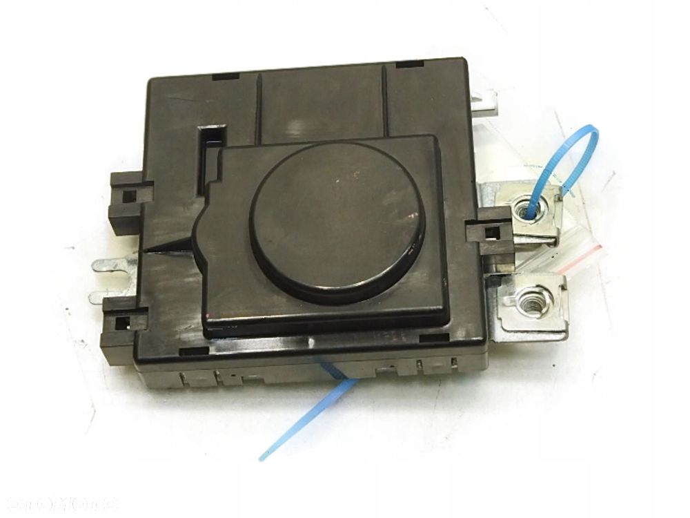 WZMACNIACZ ANTENY MERCEDES W204 A2048702789 - 1