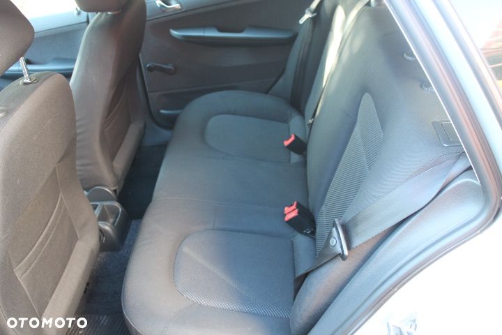 Skoda Fabia ver-1-4-16v-comfort - 10