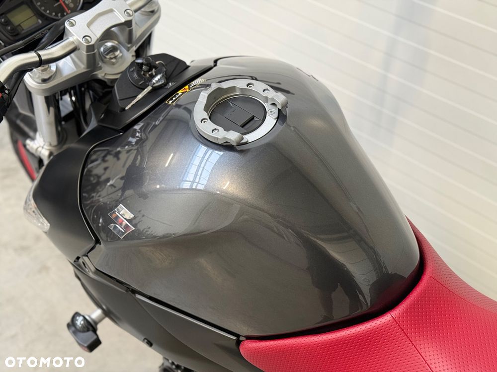 Suzuki GSR - 26