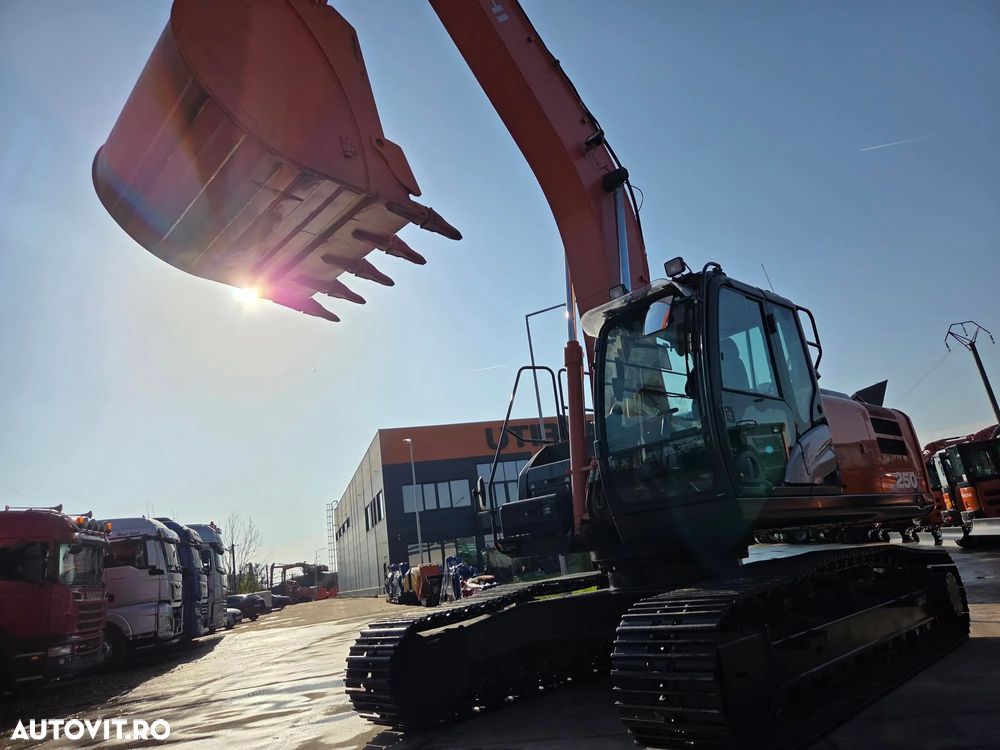 Hitachi ZX250LC-6, 2020, 4.294h, 28t, cupa NOUA 1,55mc, lant 95% bun doar 136h mars, Consum mediu 11l/h, 3 pompe hidr HITACHI, produs in JAPOANIA, inst picon pe brate, camera spate si laterale, Ad sapare 7,5m, posibil leasing, CA NOU-PROMOTIE 106.900 Eur - 18