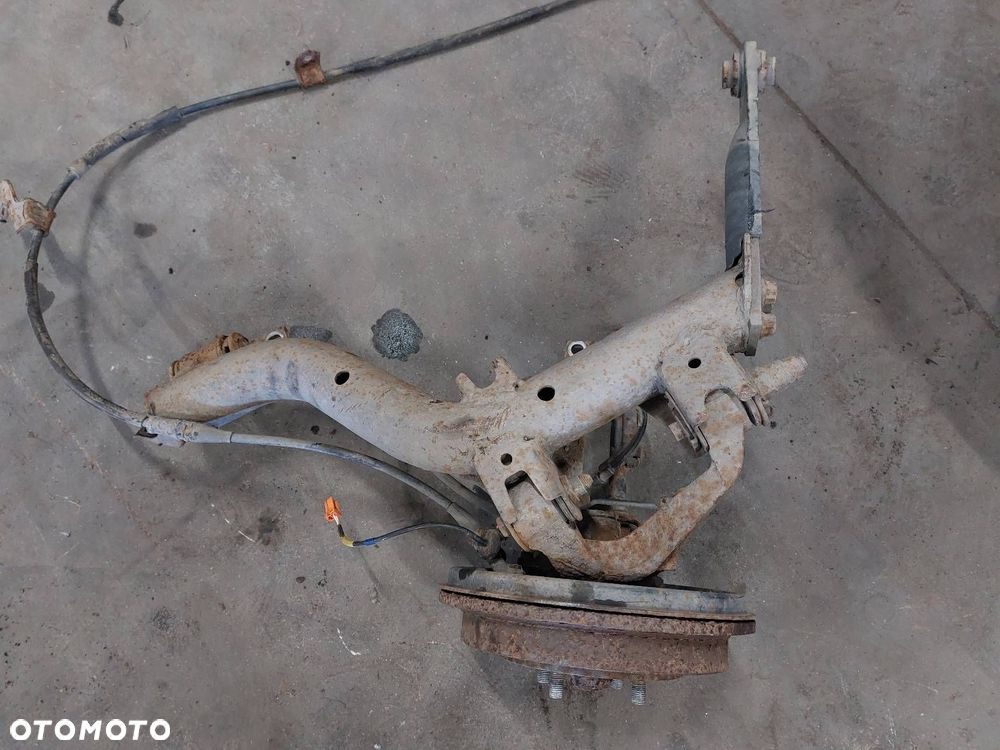 WAHACZ + PIASTA PRAWY TYŁ HONDA CIVIC VII HB 5D - 6