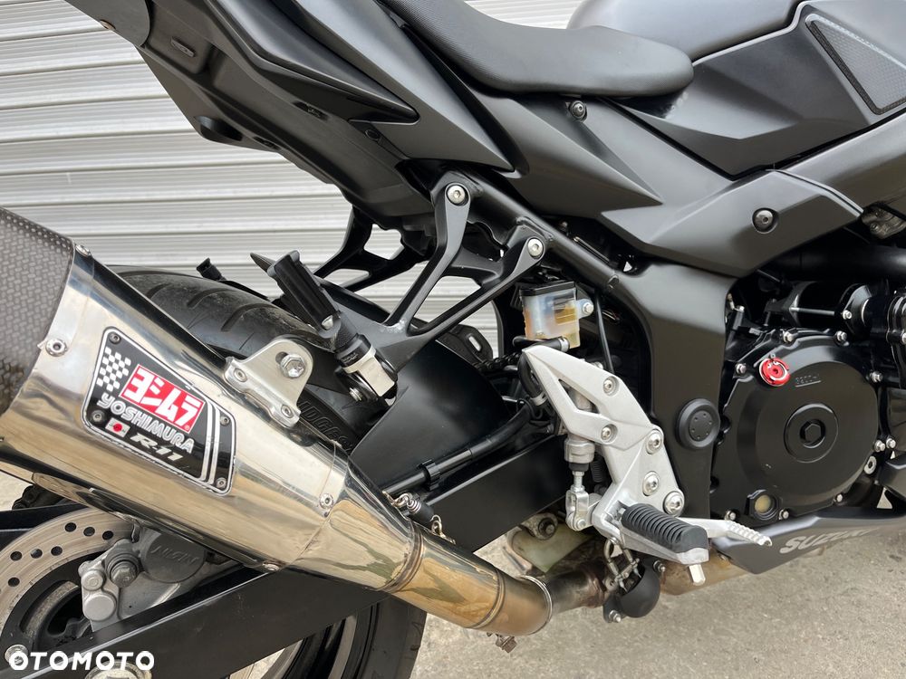 Suzuki GSR - 18