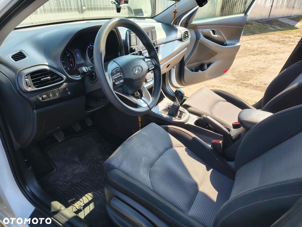 Hyundai i30 1.5 DPI Classic + - 21