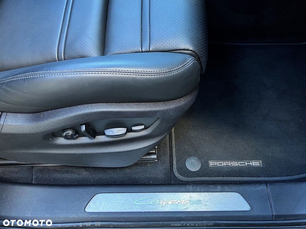Porsche Cayenne - 21