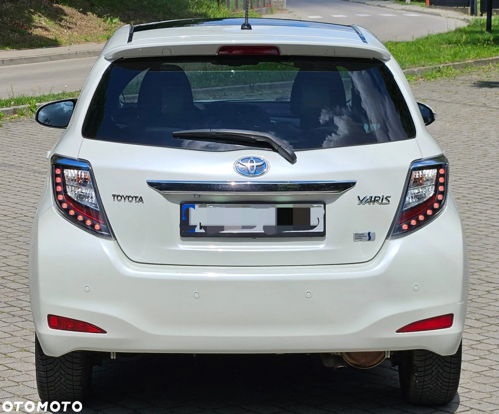 Toyota Yaris Hybrid 100 Premium - 7