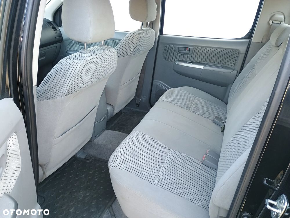 Toyota Hilux 2.5 D-4D DLX + - 7