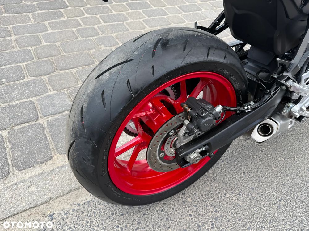 Suzuki GSX - 32