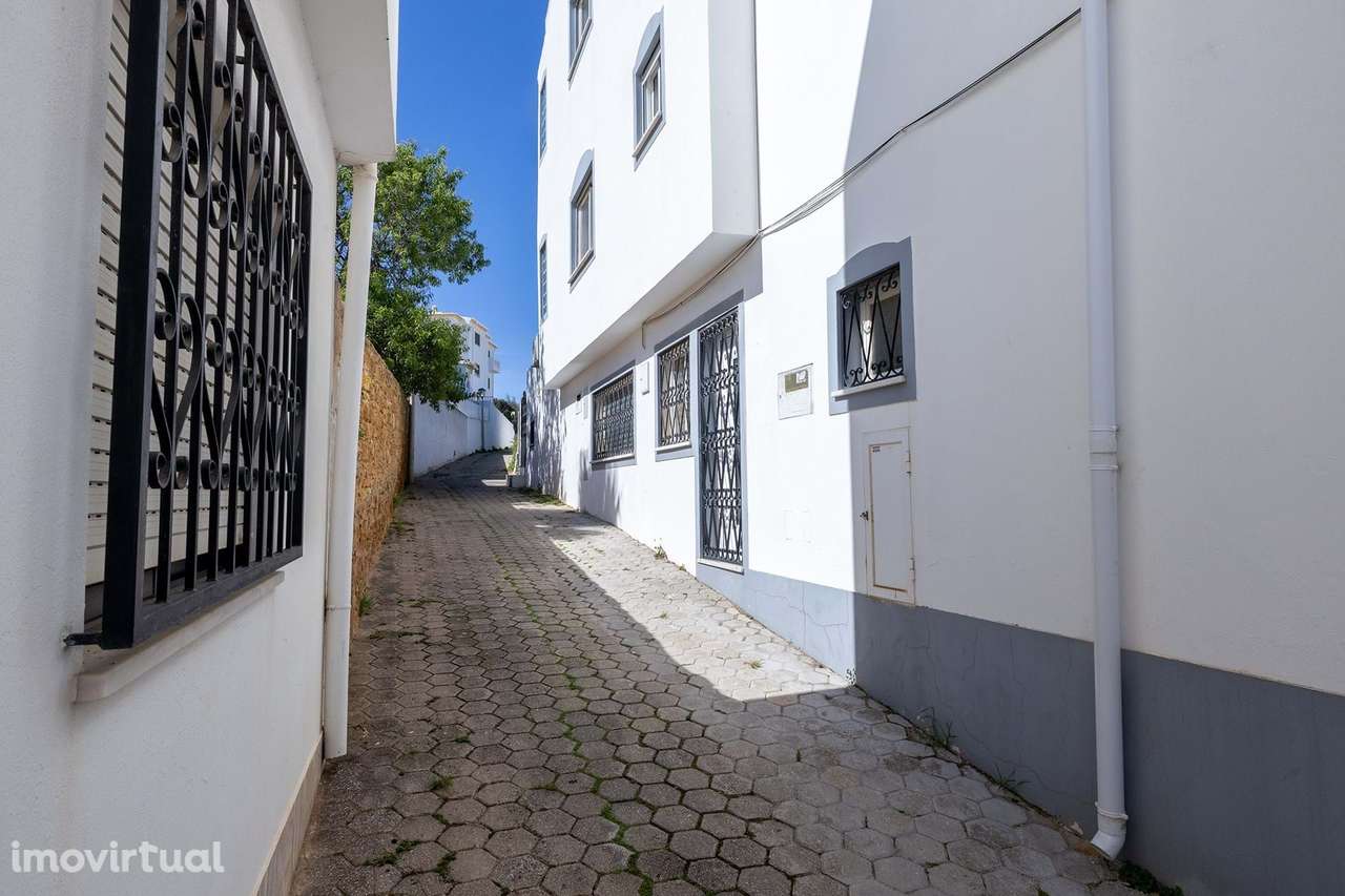 ESCRITÓRIO CONVERTIDO EM APARTAMENTO PARA VENDA NA PRAIA DA LUZ - Grande imagem: 2/10