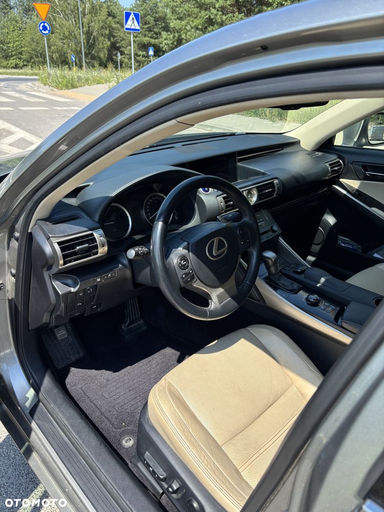 Lexus IS 300h Prestige - 4