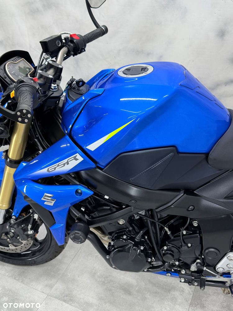 Suzuki GSR - 27