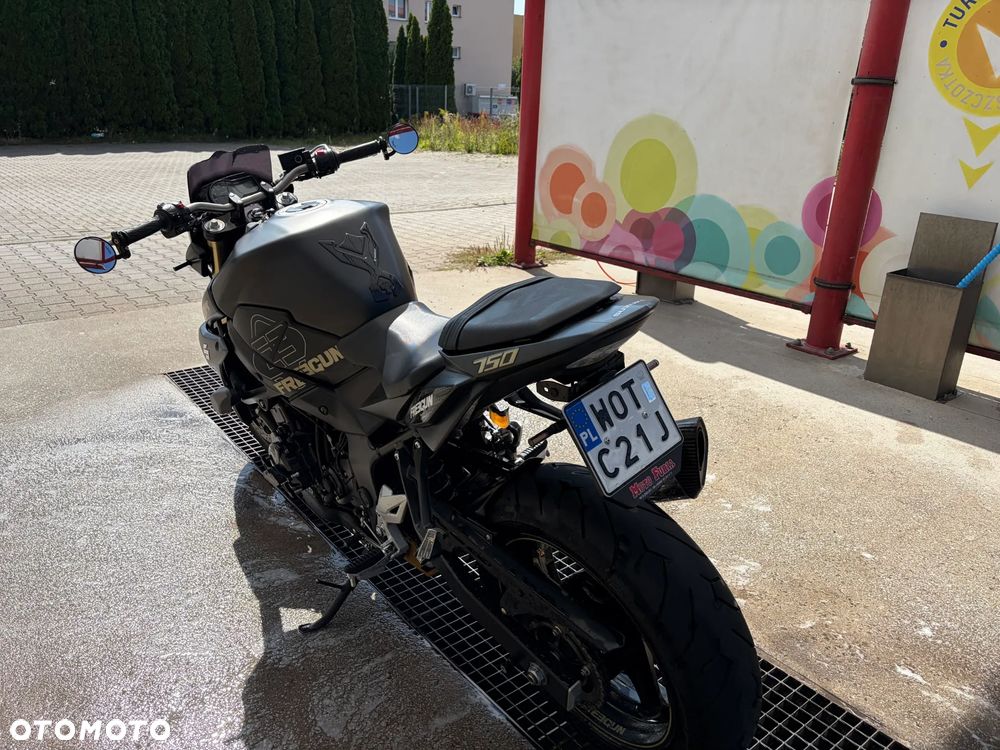 Suzuki GSR - 10