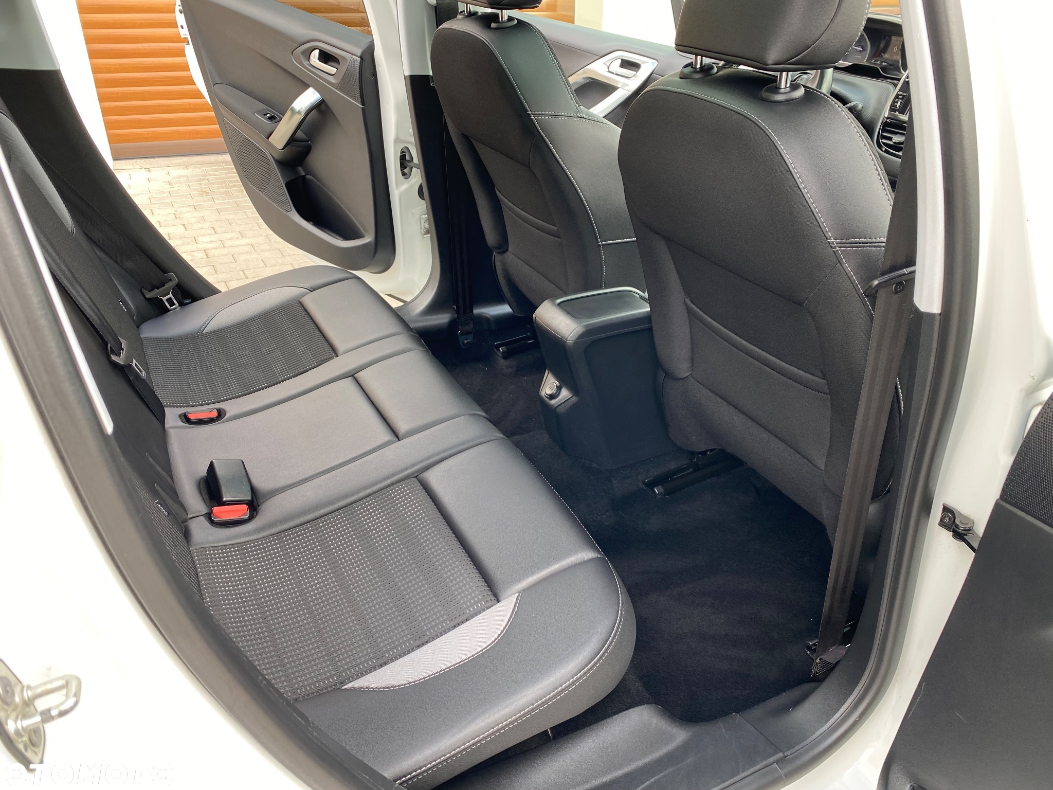 Peugeot 2008 1.2 Pure Tech Allure S&S - 24