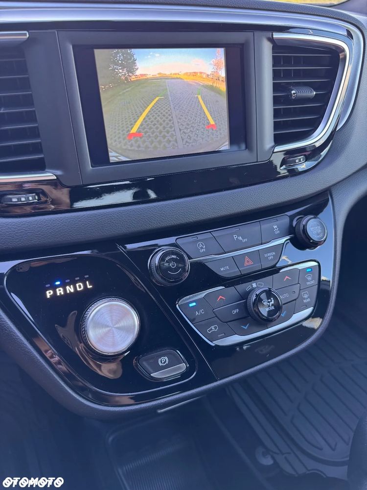 Chrysler Pacifica - 26