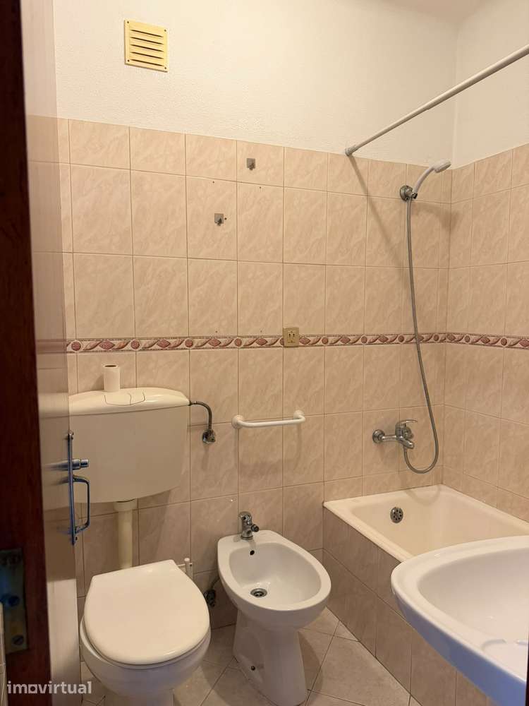 Apartamento T1 perto do CCC e Rodoviária com varanda - Grande imagem: 3/15