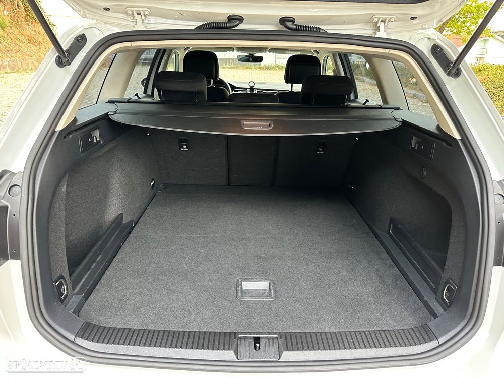VW Passat Variant 2.0 TDI R-Line - 31