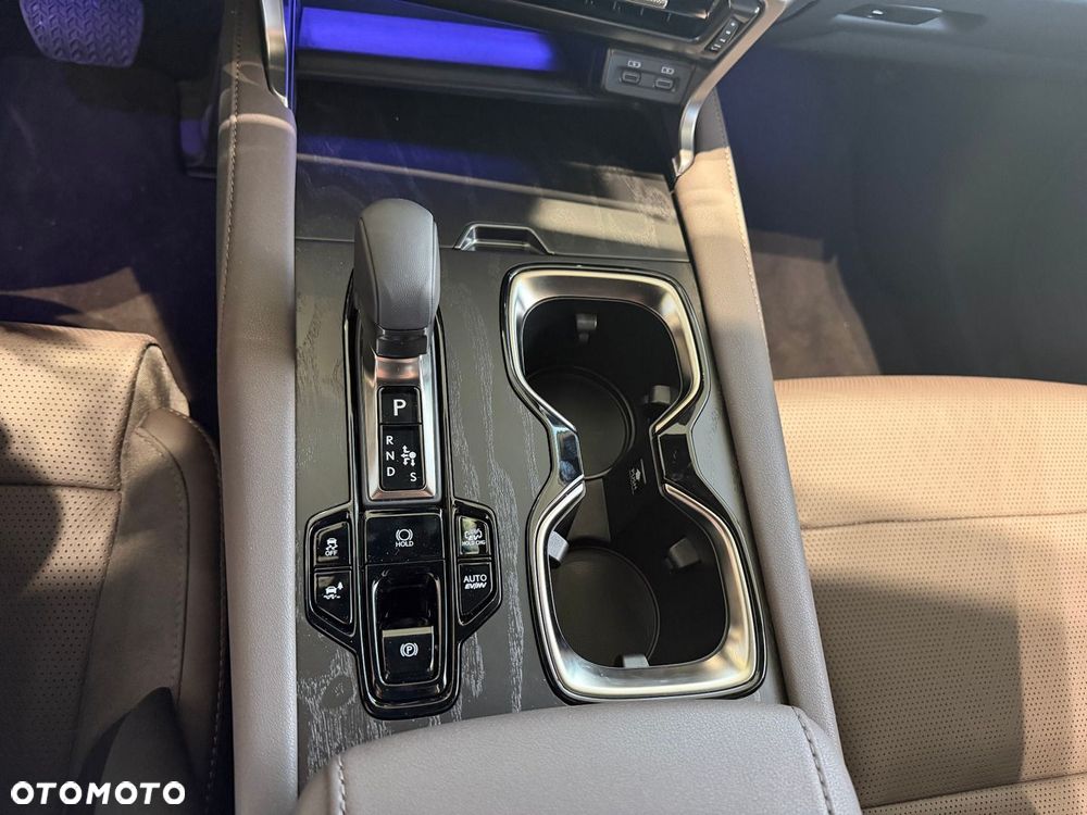 Lexus RX 450h+ Omotenashi - 8