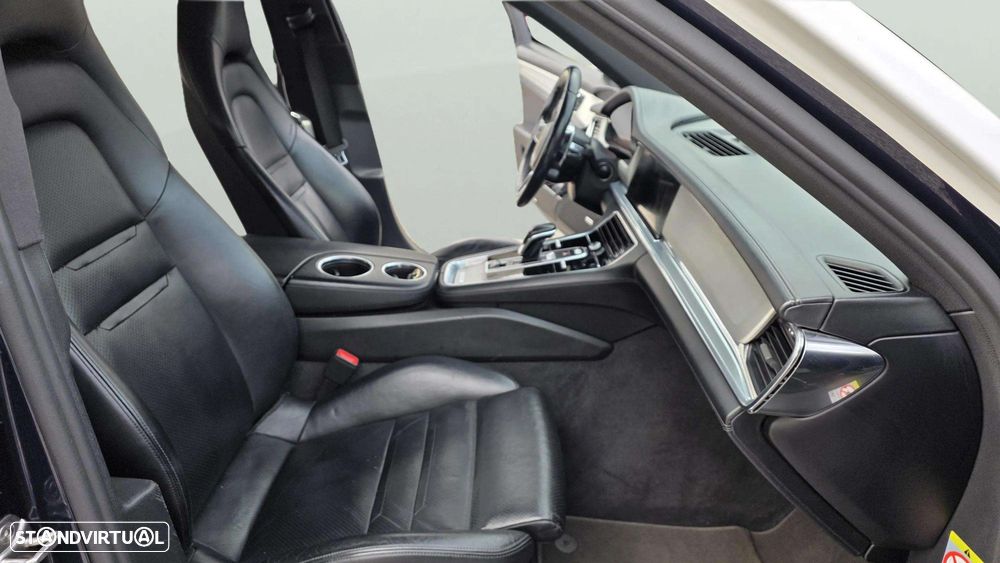 Porsche Panamera 4S - 25
