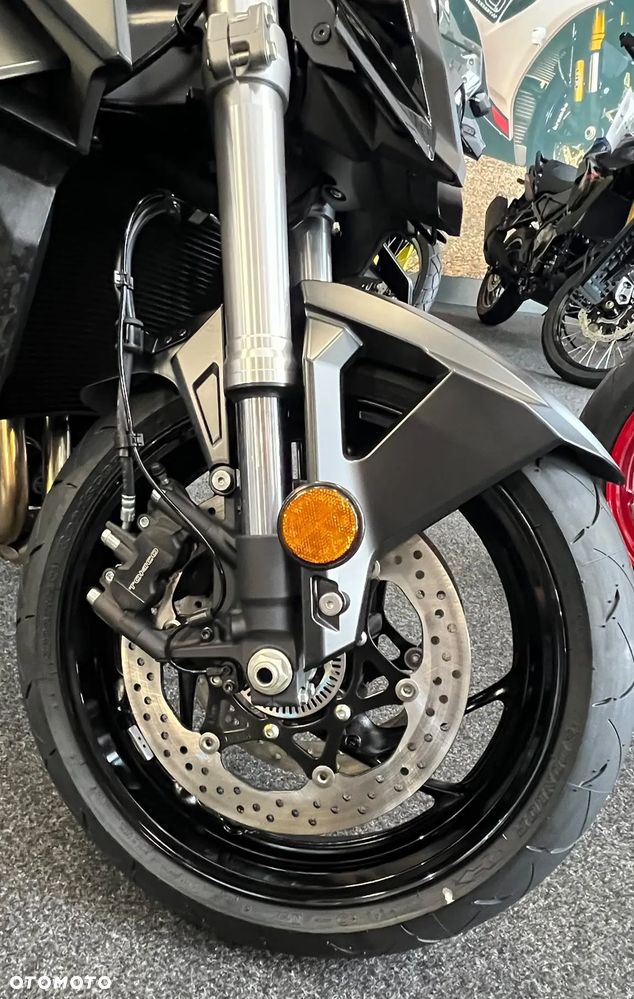 Suzuki GSX - 16