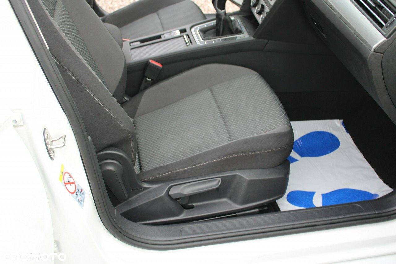 Volkswagen Passat - 31