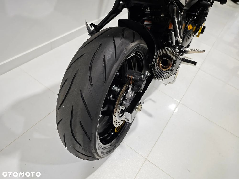 Suzuki GSR - 8