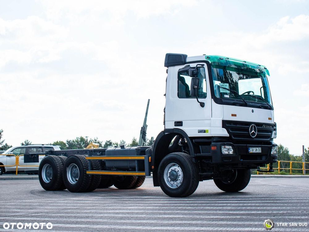 Mercedes-Benz 3332 AK 6x6 podwozie pod zabudowę - 3