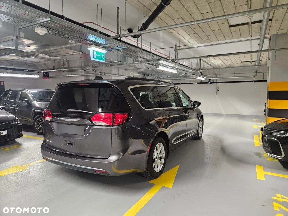 Chrysler Pacifica - 4