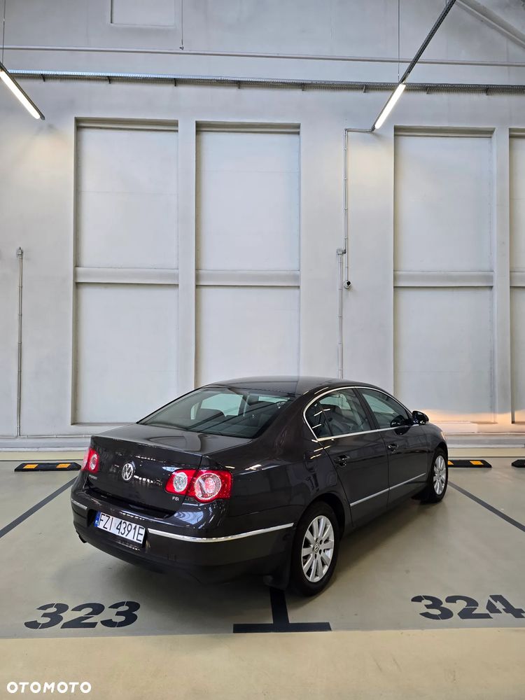Volkswagen Passat 1.6 FSI Comfortline - 18